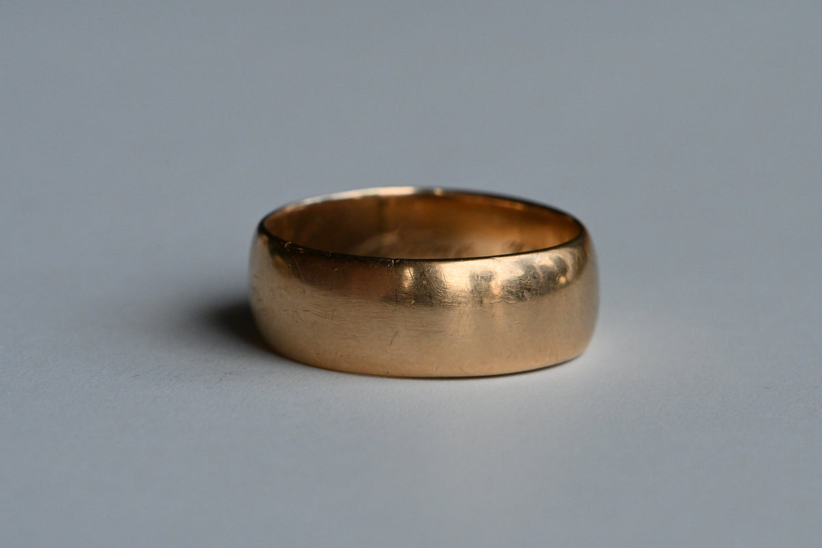 Dated 1895 Victorian 18K Gold Men's Smooth Comfort Fit Stackable Wedding  Band For Sale at 1stDibs