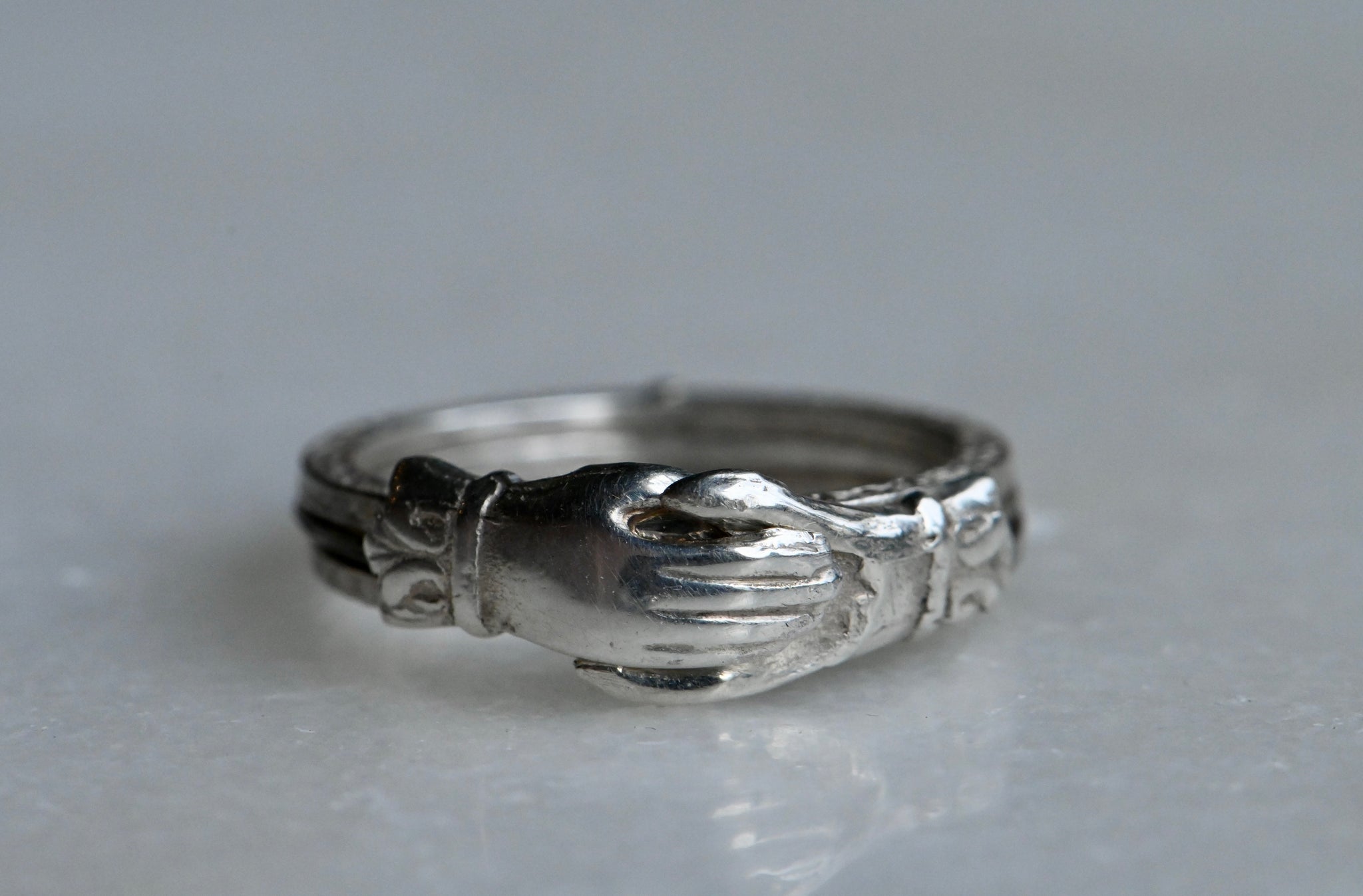 Vintage 1940s sterling silver gimmel fede clasped hands ring with