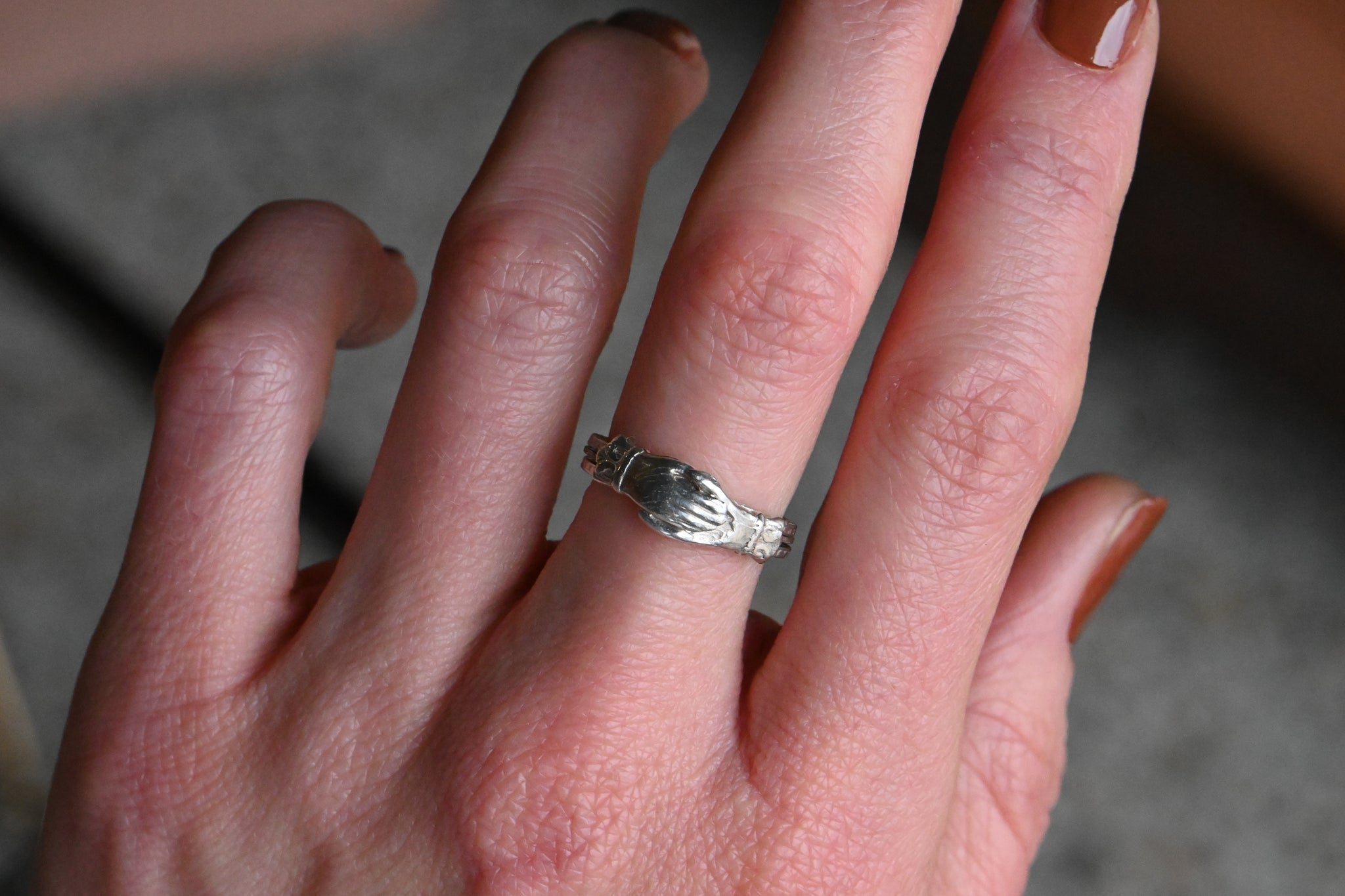 Vintage 1940s sterling silver gimmel fede clasped hands ring with